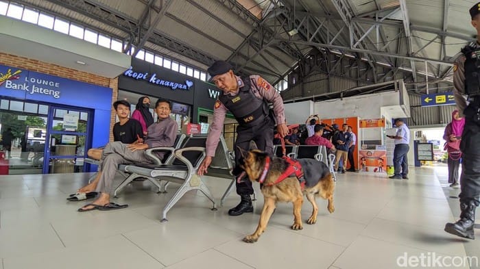 Amankan Stasiun Tawang, Polrestabes Semarang Turunkan Anjing Pelacak