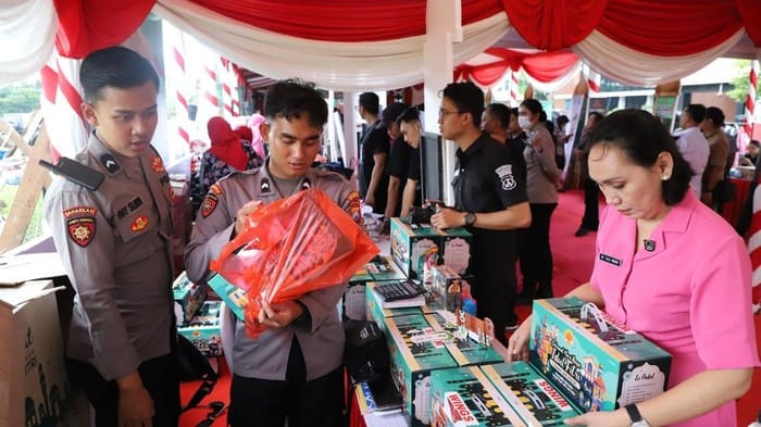 Warga Antusias, Ratusan Paket Sembako Polresta Malang Kota Ludes Saat Kunjungan Kapolri