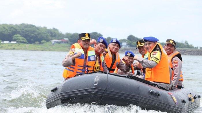 Polres Grobogan Terima Hibah Perahu Karet dari Polda Jateng untuk Penanggulangan Banjir