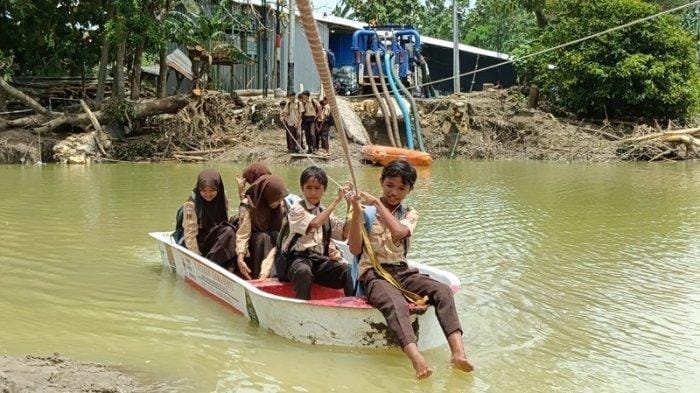 Jalan Terendam Banjir, Pelajar di Grobogan Setiap Hari Naik Perahu ke Sekolah