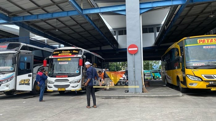 Pemudik Memadati Terminal Arjosari Malang Jelang Lebaran 2025