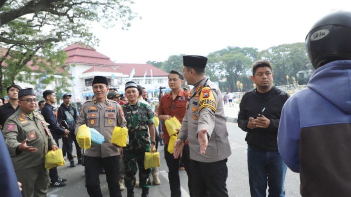 Kapolresta Malang dan GMNI Jatim Bagikan Sembako Pascademo