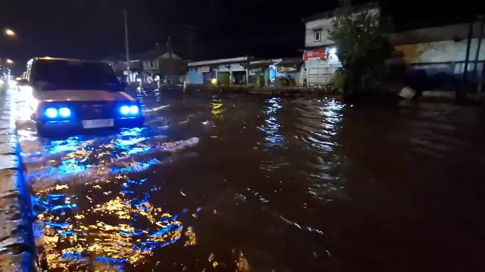 Banjir Rob Sebabkan Kemacetan Parah di Demak, Polisi Terapkan Contraflow