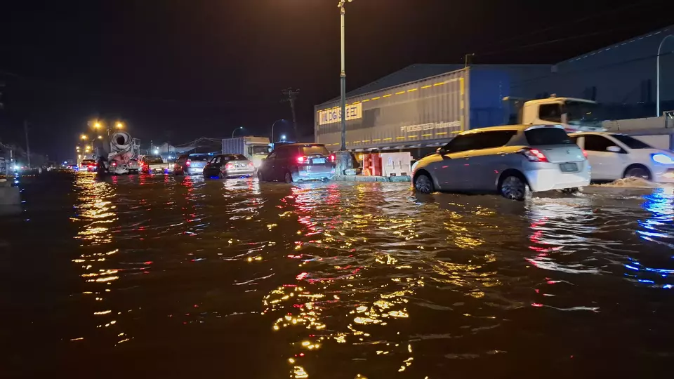 Pantura Lumpuh, Banjir Rob di Demak Sebabkan Antrean Kendaraan 6 Km