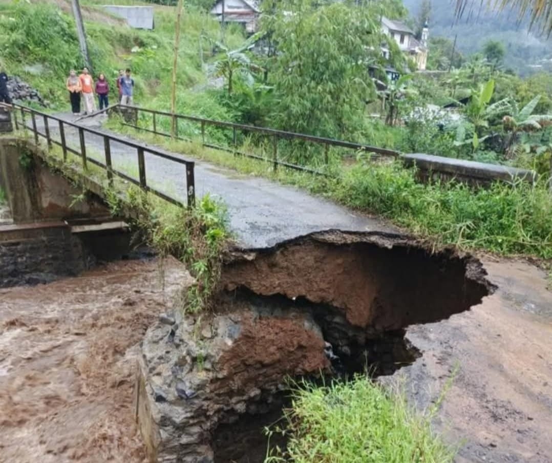 Jembatan Antardesa di Pekalongan Putus, Warga Terpaksa Memutar Belasan Kilometer