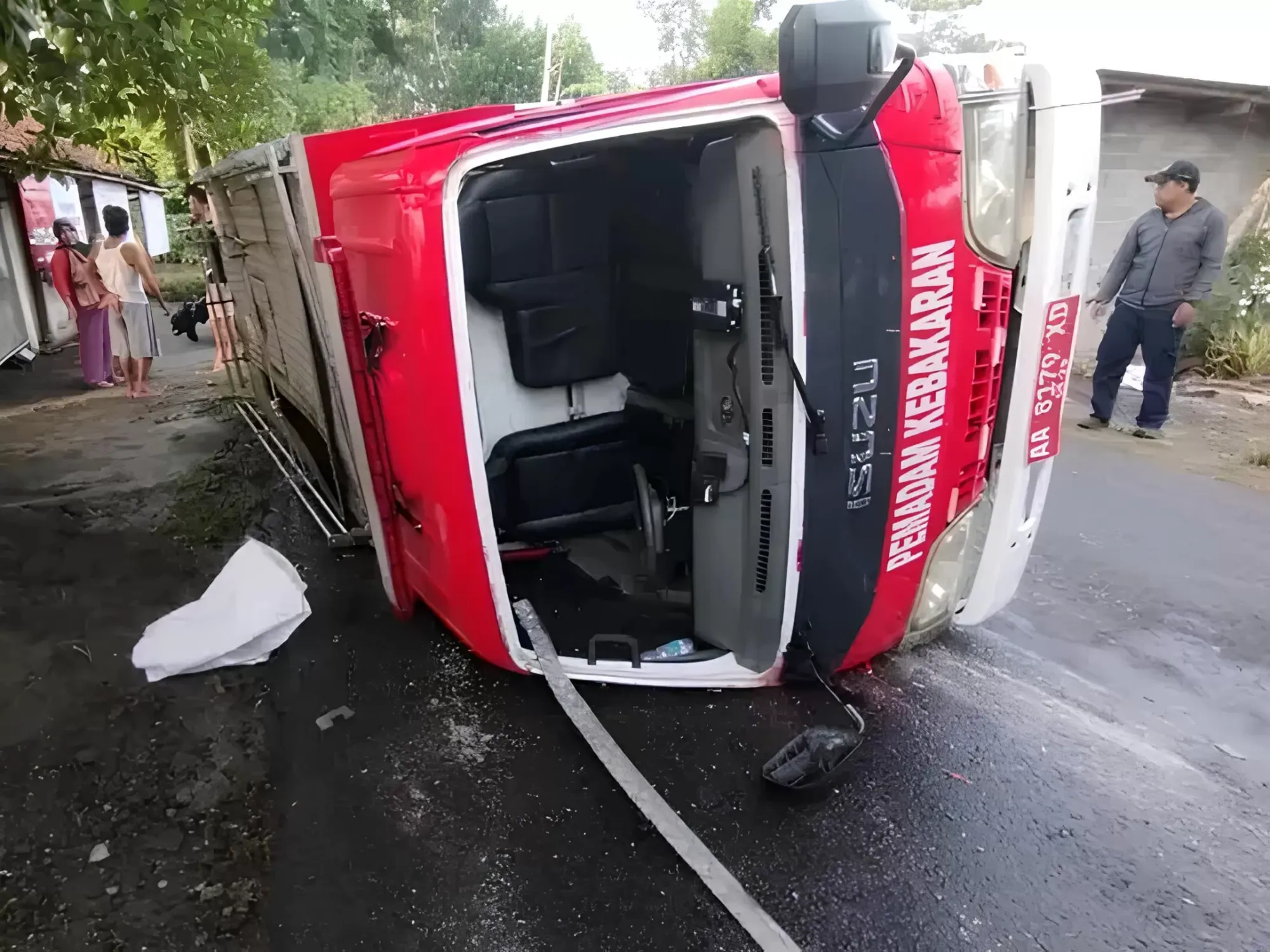Roda Patah, Mobil Damkar Pemkab Kebumen Terguling dalam Perjalanan ke Lokasi Kebakaran