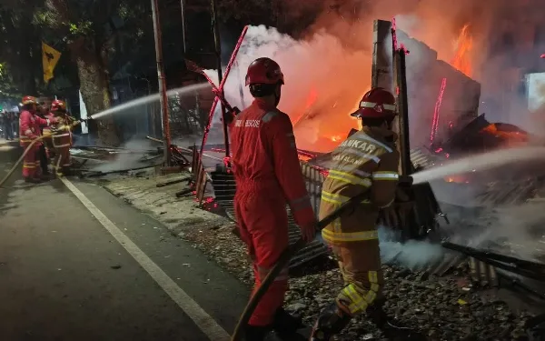 Korsleting Listrik Diduga Picu Kebakaran, 5 Kios di Malang Ludes Dilalap Api