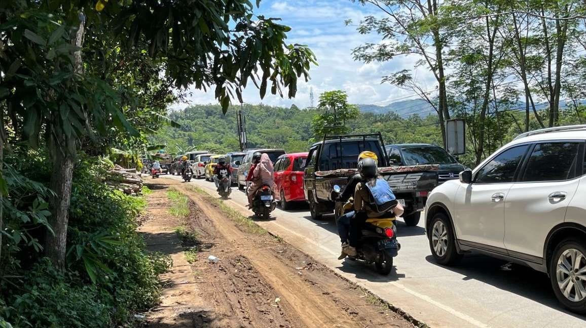 Arus Lalu Lintas Padat Merayap di Ruas Arteri Selatan Purwokerto-Tegal H+3 Lebaran