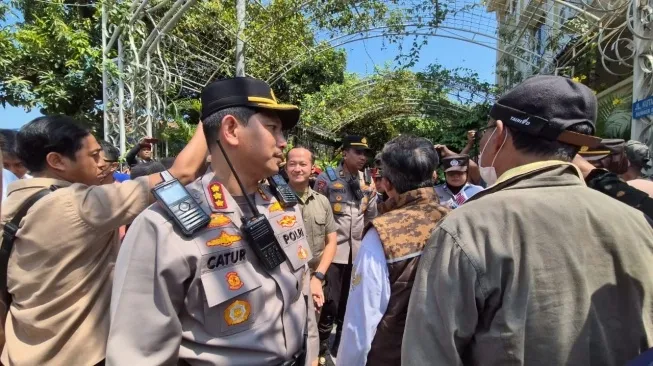 Polresta Surakarta Amankan Aksi TPUA di Kediaman Presiden Jokowi dengan Pendekatan Humanis