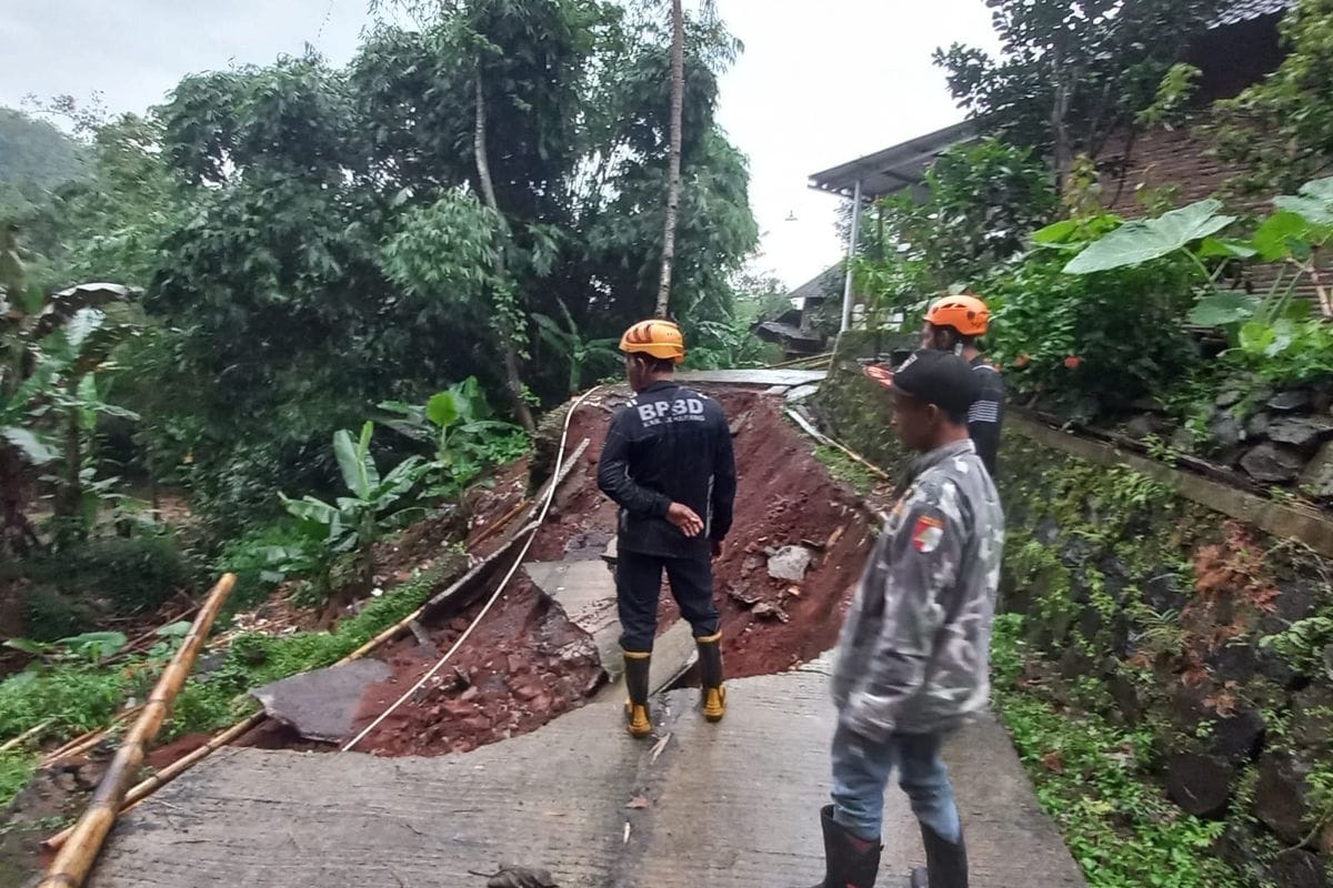Longsor Terjang Jalan Penghubung Dusun di Semarang, Akses Terputus