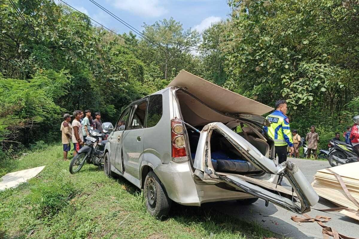 Kecelakaan Maut di Grobogan: Truk Tripleks Jatuh Timpa Mobil Avanza, 5 Korban Luka