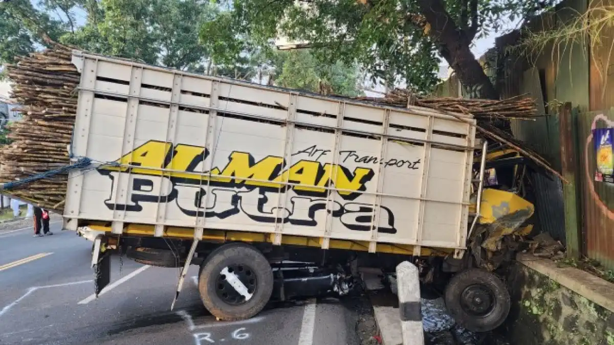 Adu Banteng di Blimbing, Mobil Kia Hantam Truk Muatan Tebu