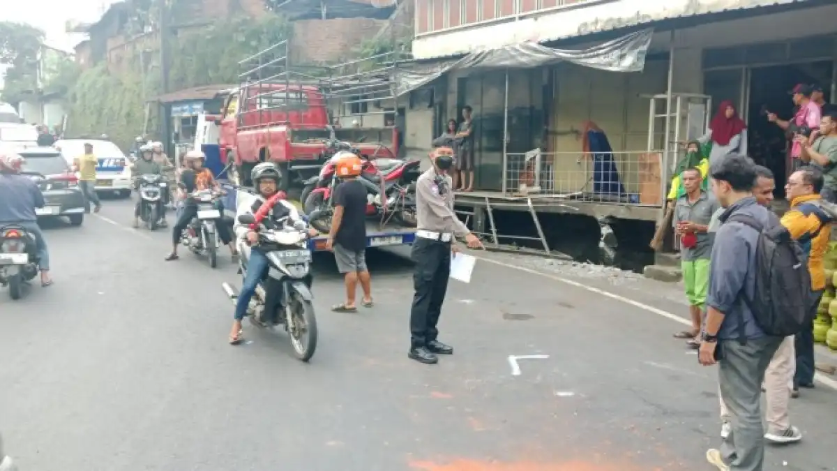 Pikap Pengangkut Elpiji Tabrak 2 Motor di Malang, Diduga Rem Blong
