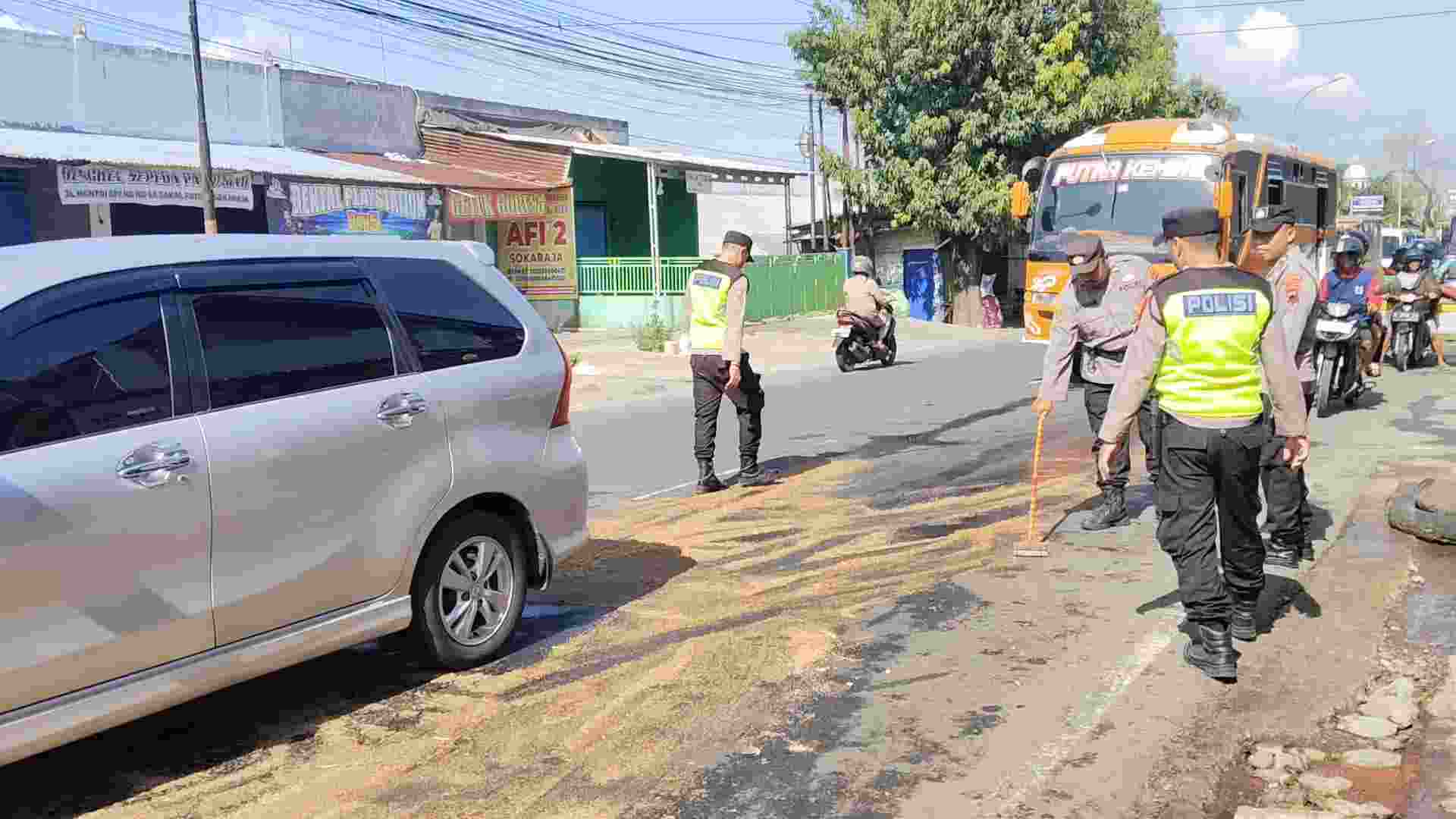 Polresta Banyumas Bersihkan Tumpahan Solar di Sokaraja, Wujudkan Jalan Aman dan Lancar