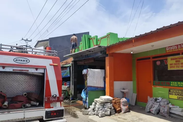 Diduga Akibat Petasan, Rumah Warga di Randugunting Tegal Terbakar