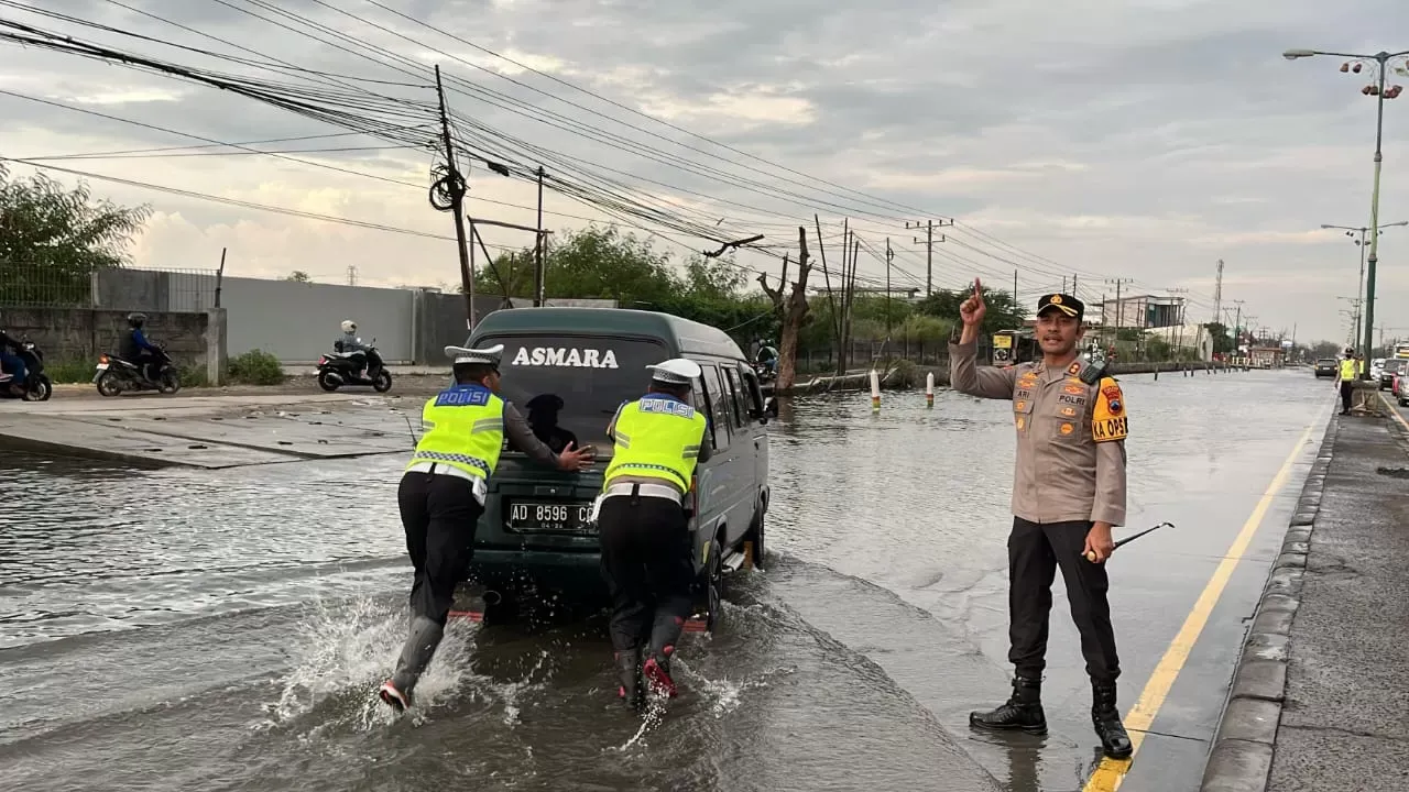 Tol Demak hingga Sayung Lumpuh Akibat Banjir Rob, Lalu Lintas Macet Panjang