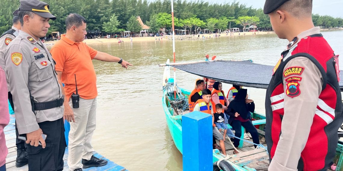 Antisipasi Lonjakan Wisatawan, Polres Rembang Berikan Imbauan di Pantai