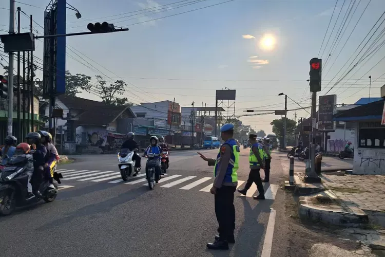 Pengamanan Lalu Lintas oleh Polres Banjarnegara di Titik Rawan Kecelakaan dan Kemacetan