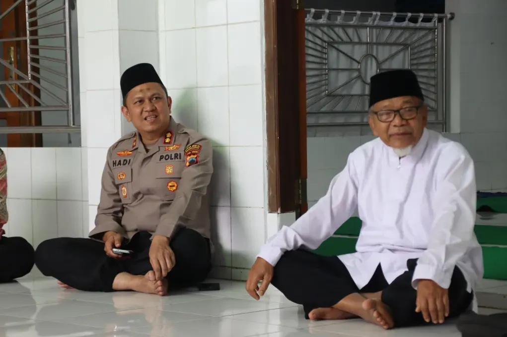 Kapolres Karanganyar Dengarkan Aspirasi Warga Lewat Jumat Curhat di Masjid Kerjo