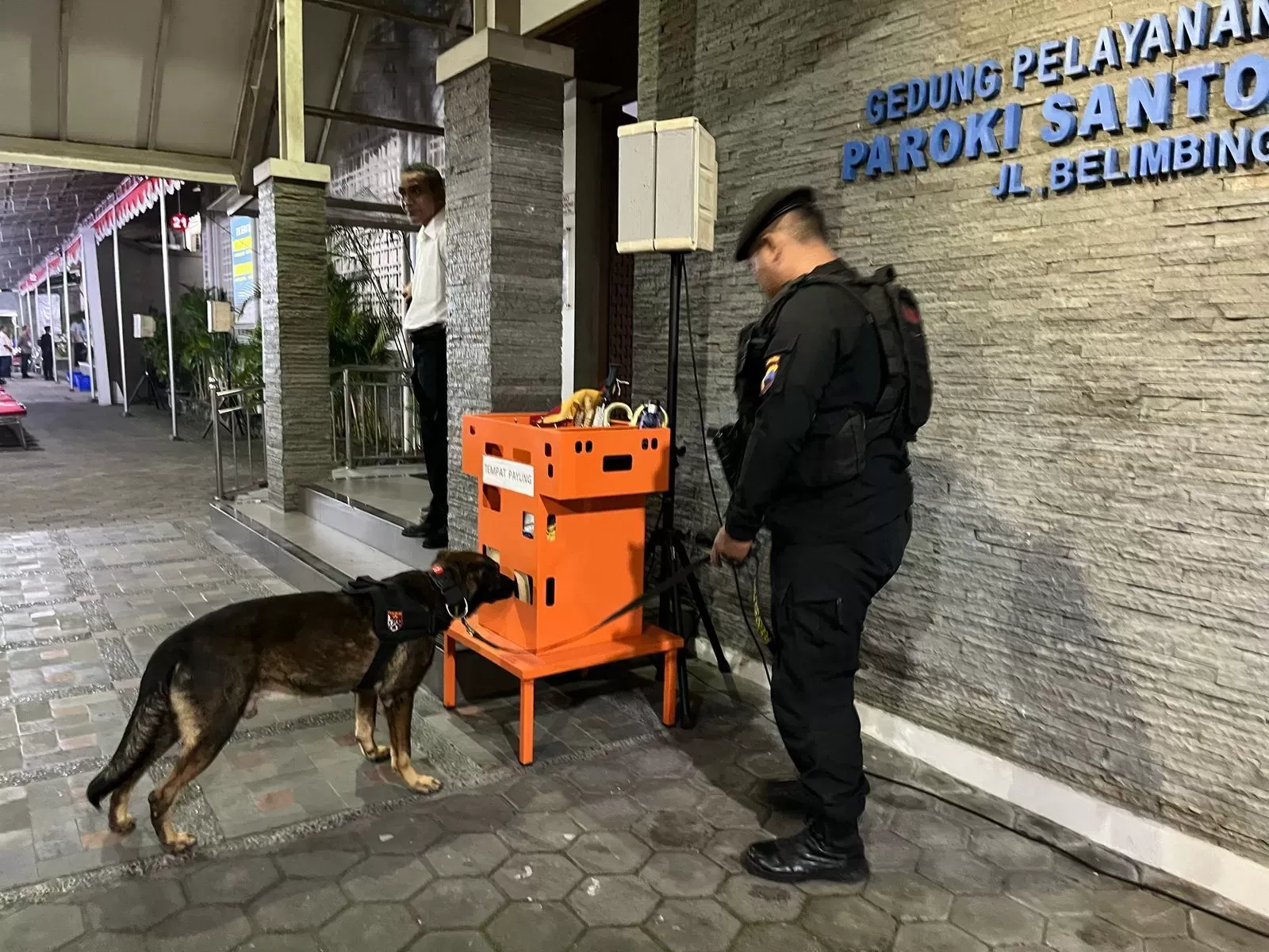 Polresta Surakarta dan Jibom Gegana Sterilisasi Gereja di Solo Jelang Ibadah