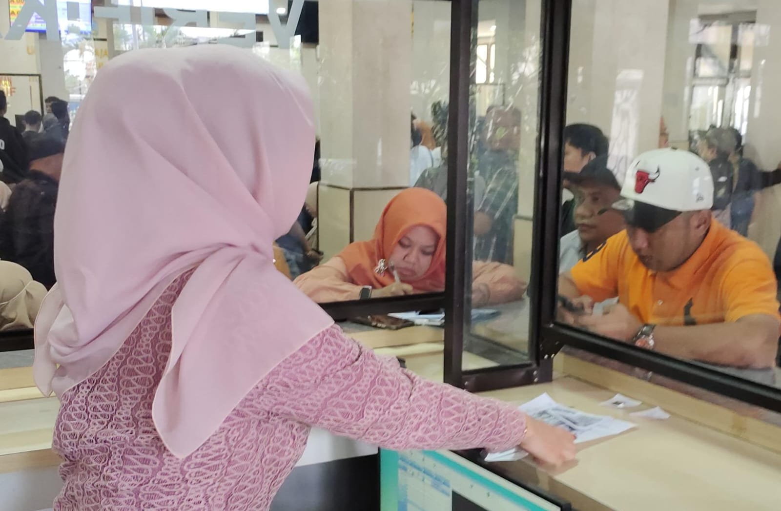 Rayakan Hari Kartini, Petugas Samsat Malang Kota Tampil Anggun dengan Kebaya