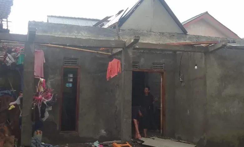 Puting Beliung Terjang Desa di Ungaran, 9 Rumah Warga Rusak Parah
