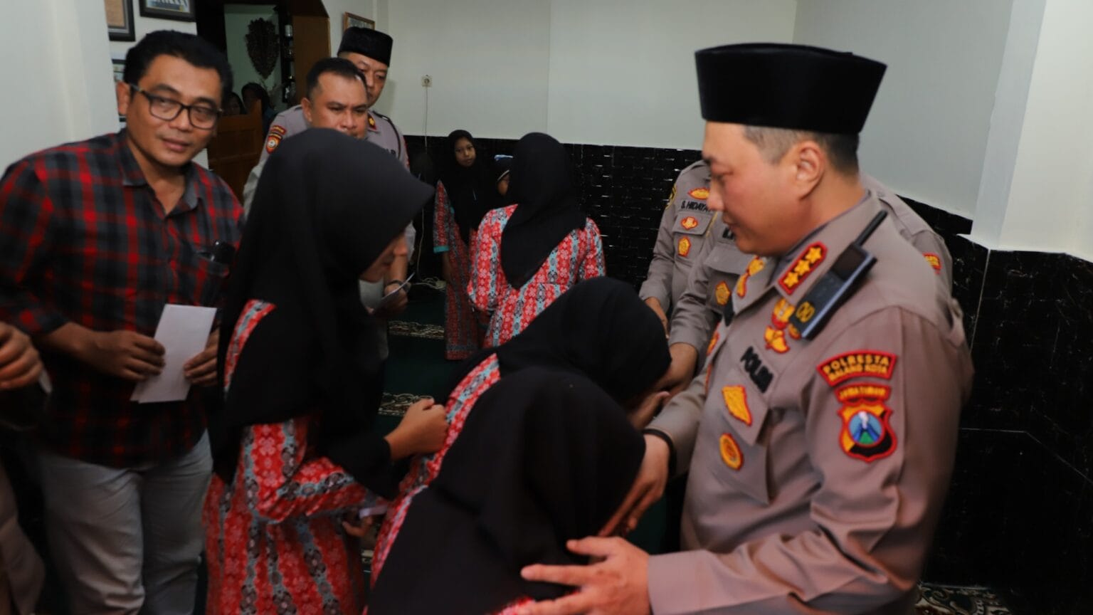 Silaturahmi dan Kepedulian Sosial, Kapolresta Malang Kota Santuni Anak Yatim di Padepokan Pringgoboyo