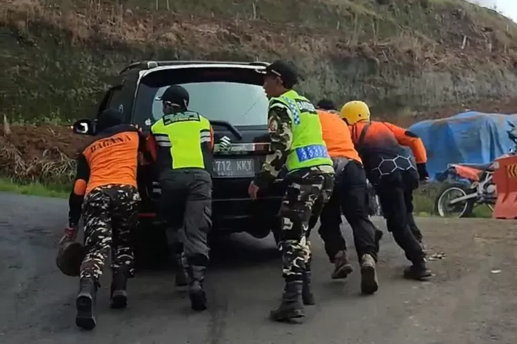Arus Wisata Batur Lancar, Relawan Baratas Bantu Mobil Tak Kuat Menanjak di Dieng