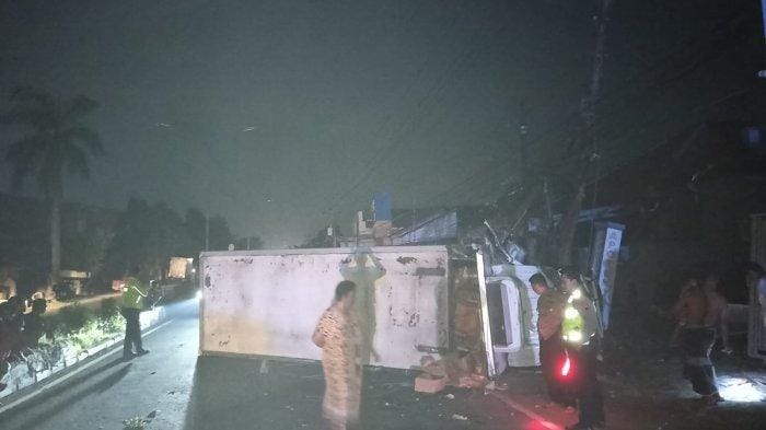 Truk Boks Muat Sosis Terguling di Pantura Tegal, Hilang Kendali dan Tabrak Tiang