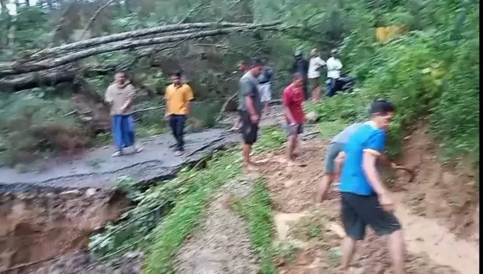 Jalan Penghubung di Gumelar Putus Akibat Longsor, Warga Terisolasi