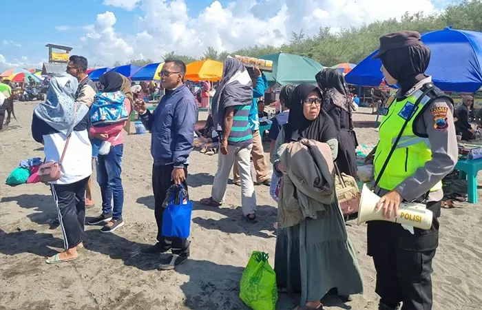 Demi Keselamatan, Polwan Polres Kebumen Imbau Wisatawan Tak Mandi di Laut