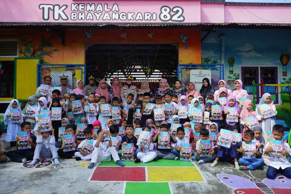 Kapolres Magelang Kota Bagikan Komik Edukasi Polisi ke Siswa TK Kemala Bhayangkari 82