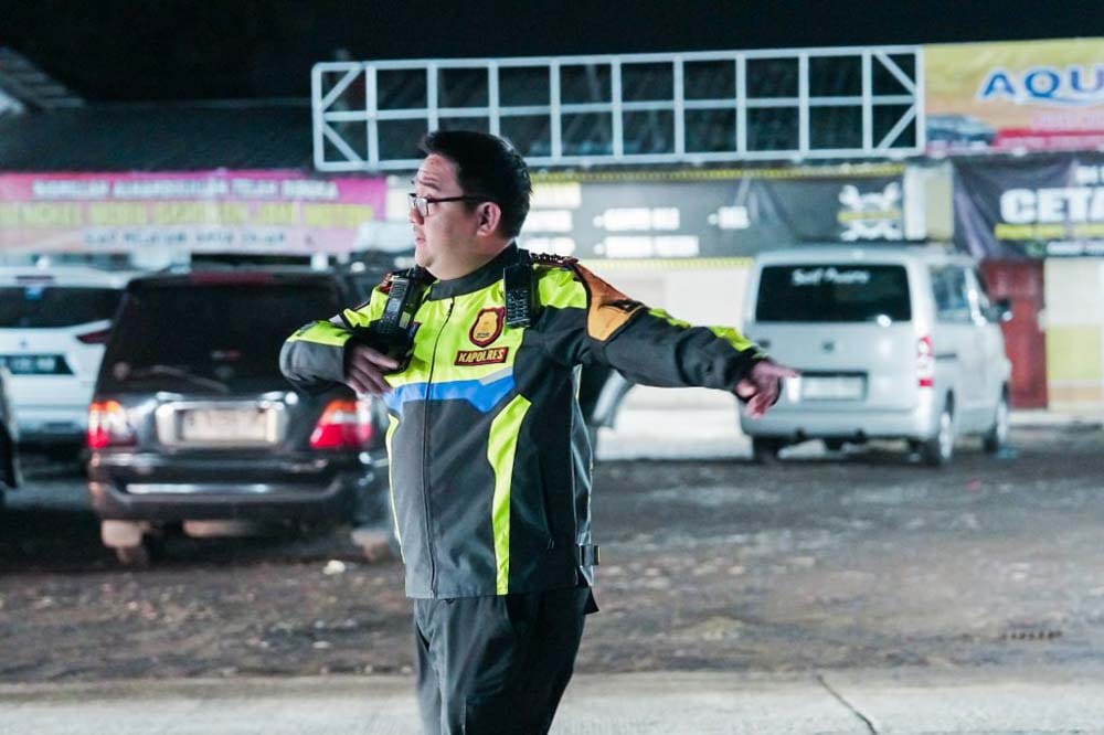 Kapolres Turun Tangan Atur Arus di Jalur Tengah yang Padat