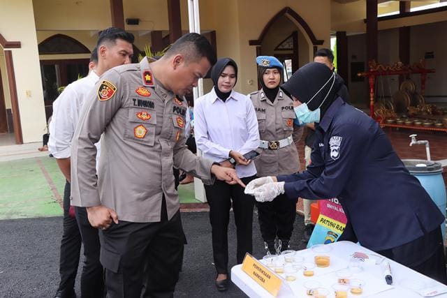 Penegakan Disiplin, Sipropam Polres Grobogan Lakukan Tes Urin ke Anggota