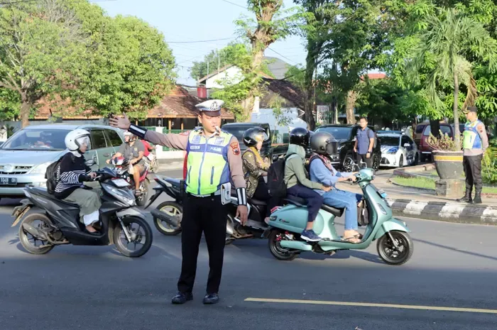 Polisi Jepara Turun ke Jalan: Pengaturan Lalu Lintas Pagi Hari