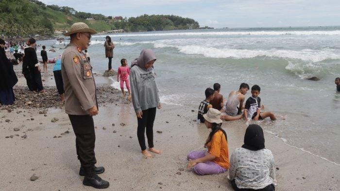 Jalur Selatan Kebumen Padat, Pantai Menganti Dipadati Wisatawan
