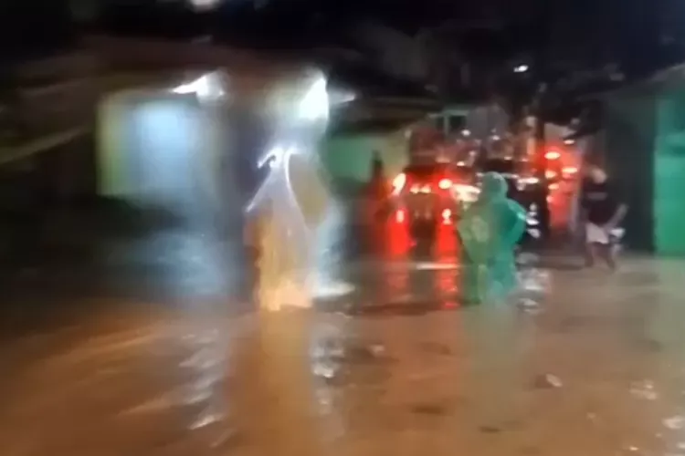 Longsor dan Banjir Melanda Ajibarang-Gumelar Akibat Hujan Deras, Akses Jalan Tertutup
