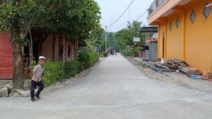 Gotong Royong Warga Grobogan: Cor Jalan Secara Mandiri dengan Iuran Mingguan