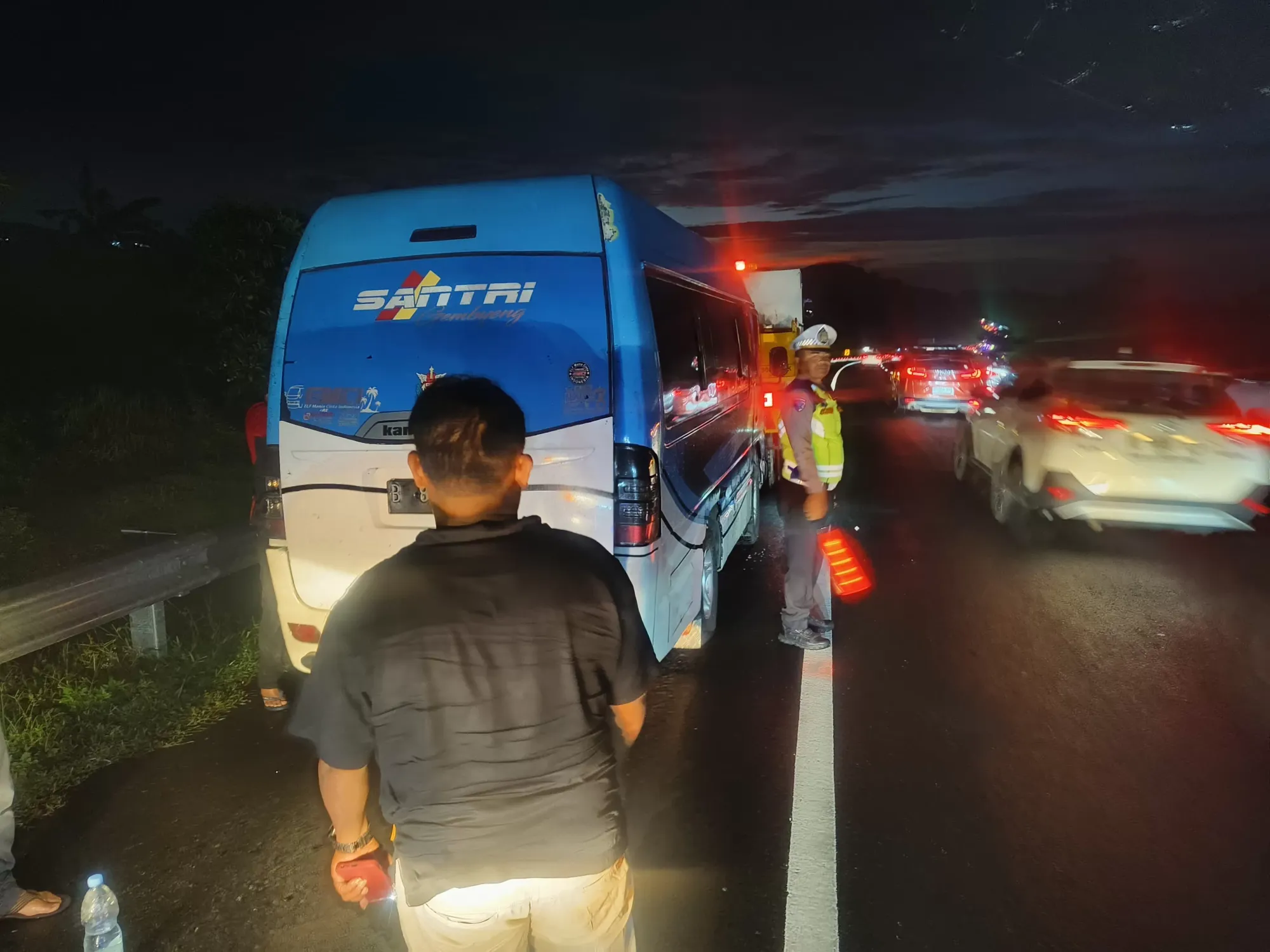 Diduga Rem Mendadak, Mobil Rombongan Pemudik Terguling di Tol Salatiga