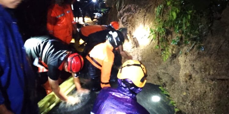 Tanggap Bencana, Saka Bhayangkara Polresta Banyumas Bantu Evakuasi Longsor