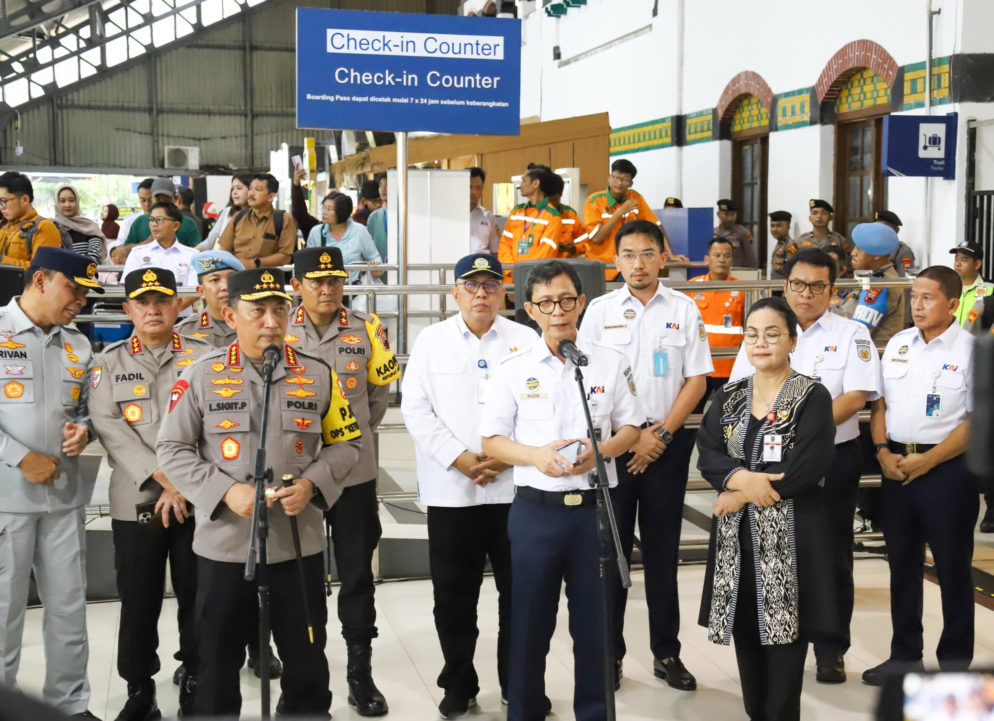 Kapolri Tinjau Pelayanan Penumpang di Stasiun Semarang Tawang