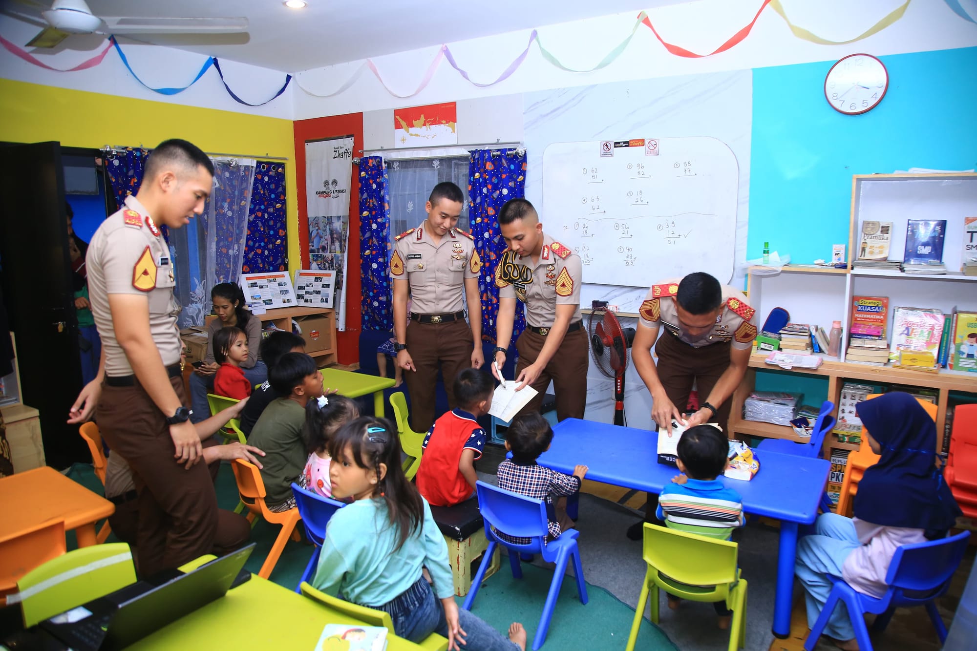 Taruna Akpol Ajak Anak Jalanan Belajar Calistung dan Raih Cita-Cita