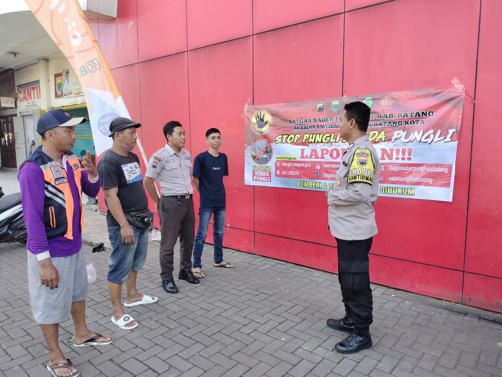Cegah Pungli, Bhabinkamtibmas Batang Edukasi Juru Parkir soal Saber Pungli