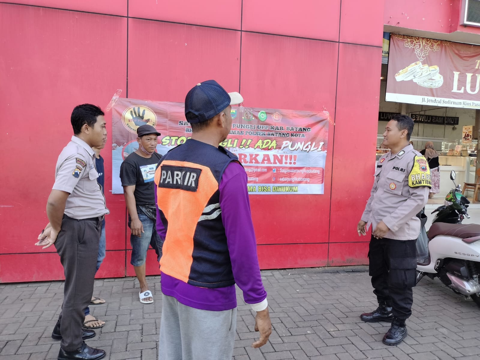 Bhabinkamtibmas Batang Sosialisasikan Saber Pungli ke Juru Parkir