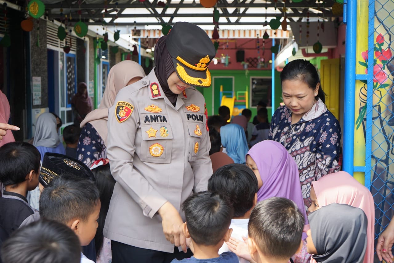 Peduli Pendidikan Anak, Kapolres Magelang Kota Bagikan Komik Edukatif