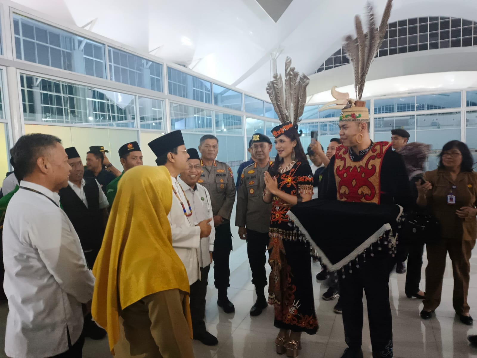 Dirbinmas Polda Kalteng Sambut Kedatangan Mensos di Palangka Raya
