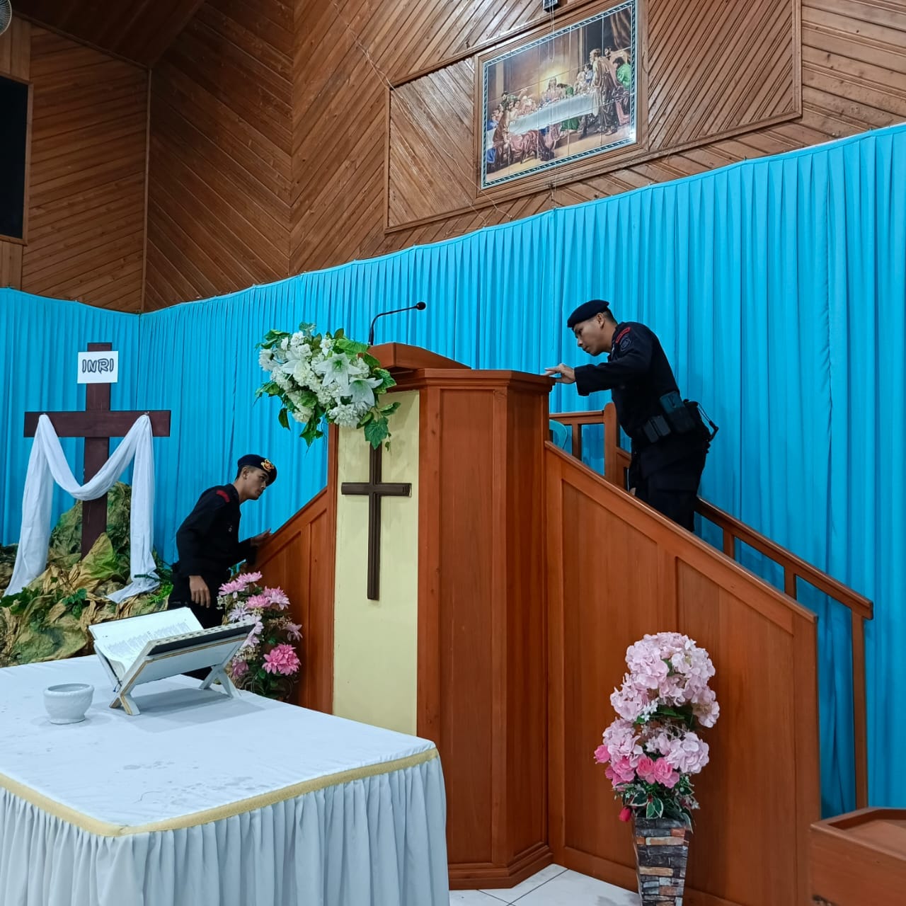 Brimob Kalteng Sterilkan Sejumlah Gereja, Pastikan Ibadah Paskah Aman dan Khidmat