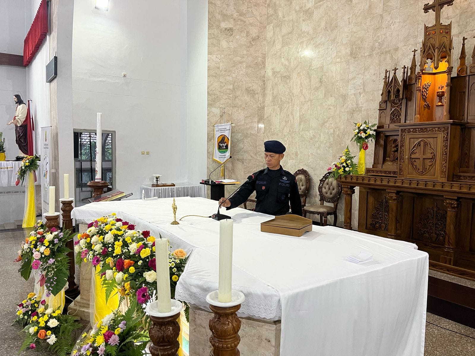 Pastikan Ibadah Paskah Berjalan Aman, Brimob Kalteng Sterilisasi Sejumlah Gereja