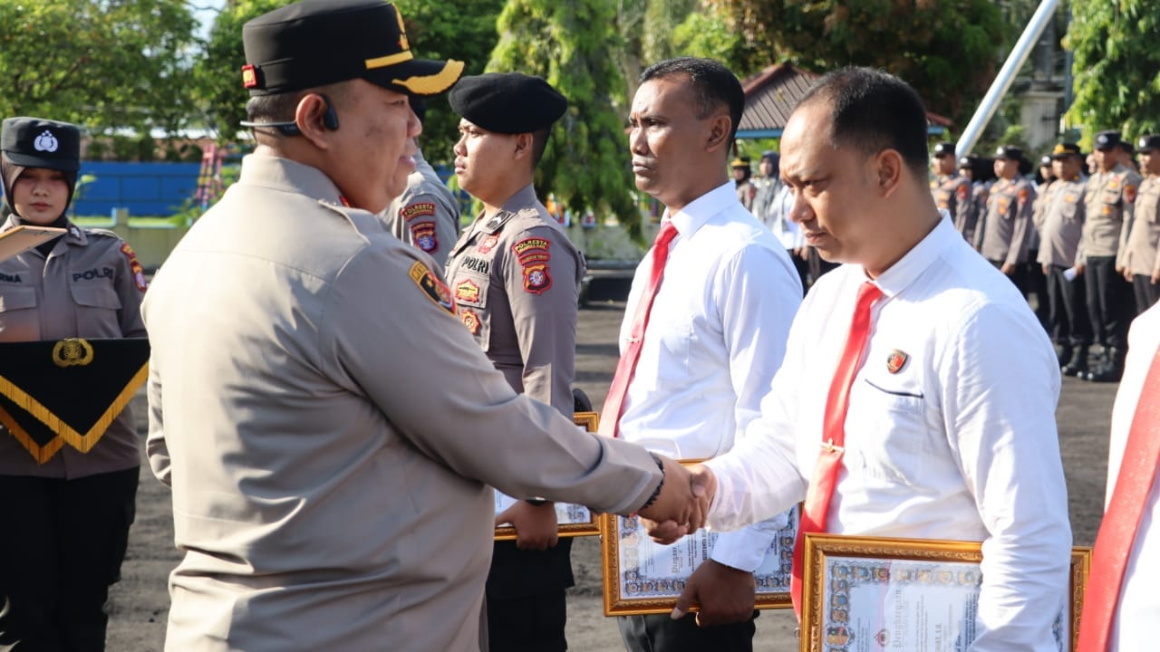 Kapolresta Palangka Raya Beri Penghargaan kepada 7 Personel Berprestasi