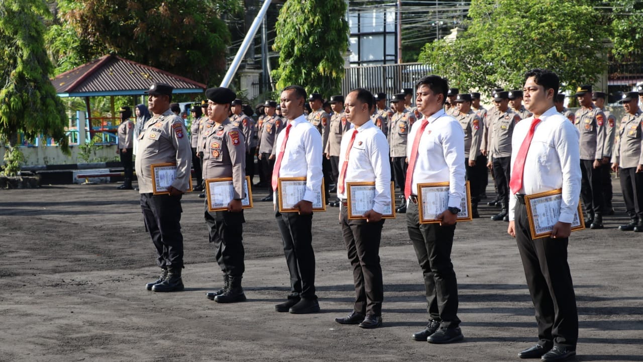 Apresiasi Kinerja Kesatuan, Kapolresta Palangka Raya Beri Penghargaan 7 Personel Berprestasi